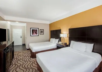 La Quinta Inn & Suites by Wyndham Pasadena hotel thumbnail 7