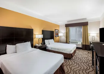La Quinta Inn & Suites by Wyndham Pasadena hotel thumbnail 8