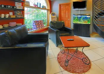 Econo Lodge At The Falls North hotel thumbnail 4