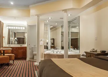 Econo Lodge At The Falls North hotel thumbnail 8