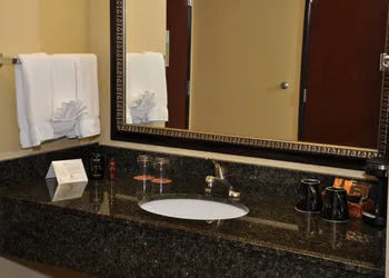 Oxford Suites Portland - Jantzen Beach hotel thumbnail 3