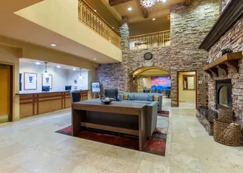 La Quinta Inn & Suites by Wyndham Vancouver hotel thumbnail 2