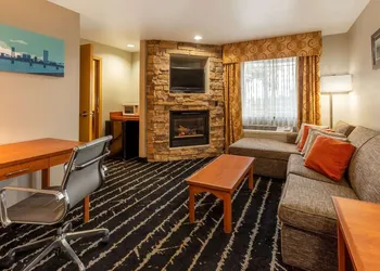La Quinta Inn & Suites by Wyndham Vancouver hotel thumbnail 5