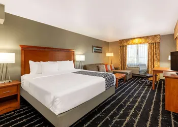 La Quinta Inn & Suites by Wyndham Vancouver hotel thumbnail 6