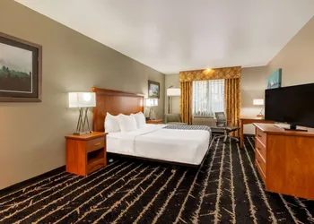 La Quinta Inn & Suites by Wyndham Vancouver hotel thumbnail 7
