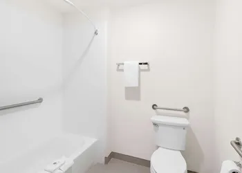 Comfort Suites Portland Airport hotel thumbnail 7