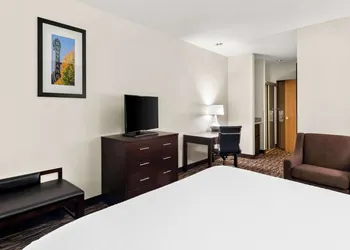 Comfort Suites Portland Airport hotel thumbnail 8