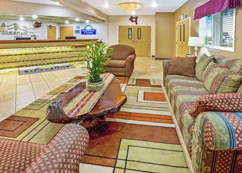 Days Inn & Suites by Wyndham Gresham hotel thumbnail 3