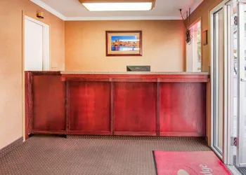 Econo Lodge Portland Downtown hotel thumbnail 2
