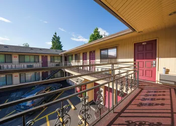 Broadway Inn hotel thumbnail 2