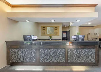 Comfort Suites Near Vancouver Mall hotel thumbnail 2
