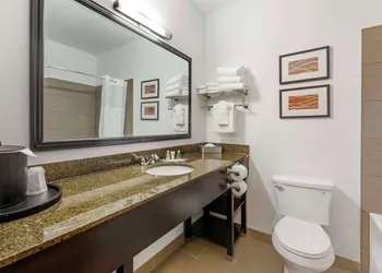 Comfort Suites Near Vancouver Mall hotel thumbnail 6