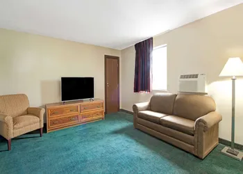 Super 8 by Wyndham Eureka/Six Flags Nearby hotel thumbnail 3