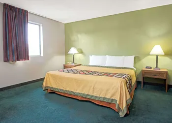 Super 8 by Wyndham Eureka/Six Flags Nearby hotel thumbnail 4