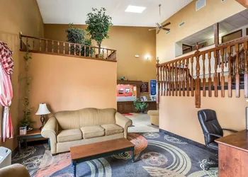 Econo Lodge Inn & Suites Fairview Heights - St. Louis hotel thumbnail 2
