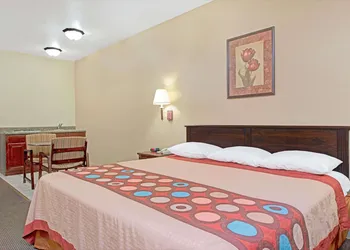 Super 8 by Wyndham St. Louis Airport hotel thumbnail 4