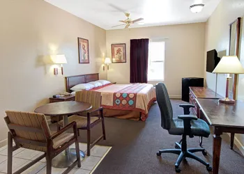 Super 8 by Wyndham St. Louis Airport hotel thumbnail 6