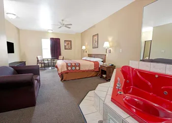 Super 8 by Wyndham St. Louis Airport hotel thumbnail 8