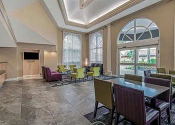 La Quinta Inn & Suites by Wyndham Naples Downtown hotel thumbnail 2