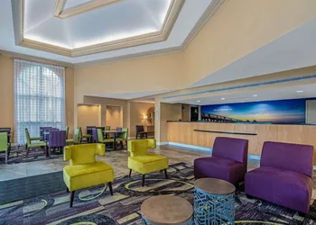 La Quinta Inn & Suites by Wyndham Naples Downtown hotel thumbnail 3