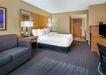 La Quinta Inn & Suites by Wyndham Naples Downtown hotel thumbnail 5