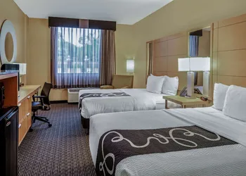 La Quinta Inn & Suites by Wyndham Naples Downtown hotel thumbnail 6