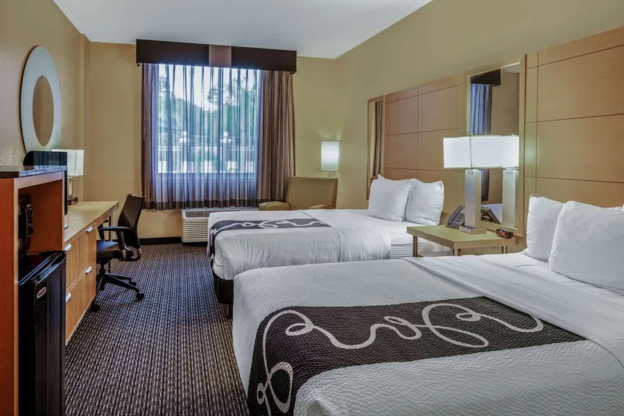 La Quinta Inn & Suites by Wyndham Naples Downtown hotel detail image 6