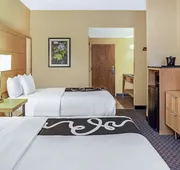 La Quinta Inn & Suites by Wyndham Naples Downtown hotel detail image 7