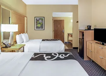 La Quinta Inn & Suites by Wyndham Naples Downtown hotel thumbnail 7