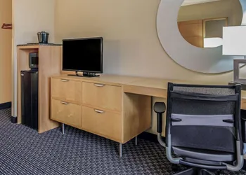 La Quinta Inn & Suites by Wyndham Naples Downtown hotel thumbnail 8