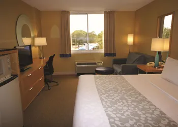 La Quinta Inn & Suites by Wyndham Sarasota Downtown hotel thumbnail 4
