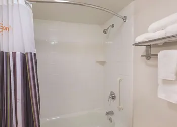 La Quinta Inn & Suites by Wyndham Sarasota Downtown hotel thumbnail 5