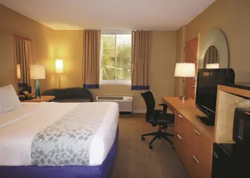 La Quinta Inn & Suites by Wyndham Sarasota Downtown hotel thumbnail 6