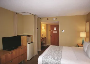 La Quinta Inn & Suites by Wyndham Sarasota Downtown hotel thumbnail 7