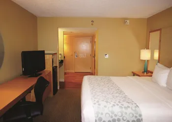 La Quinta Inn & Suites by Wyndham Sarasota Downtown hotel thumbnail 8
