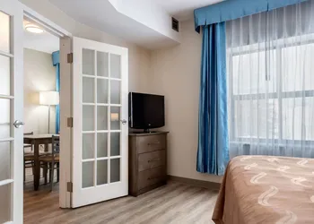 Quality Suites Quebec hotel thumbnail 7