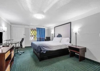 Super 8 by Wyndham Lantana West Palm Beach hotel thumbnail 4