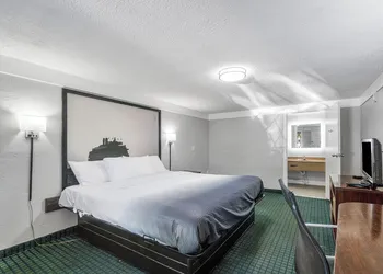 Super 8 by Wyndham Lantana West Palm Beach hotel thumbnail 8