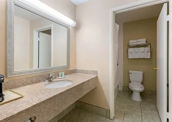 Quality Inn & Suites Oceanside near Camp Pendleton hotel thumbnail 8