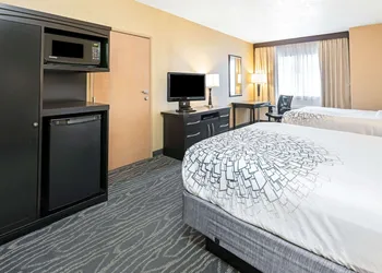 La Quinta Inn & Suites by Wyndham Logan hotel thumbnail 7