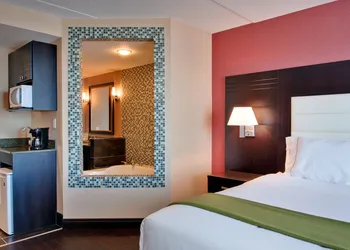 Holiday Inn Express & Suites Ottawa West - Nepean by IHG hotel thumbnail 5