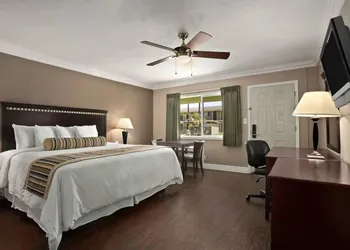 Quality Inn & Suites Santa Maria hotel thumbnail 3