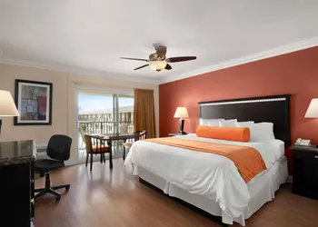 Quality Inn & Suites Santa Maria hotel thumbnail 5