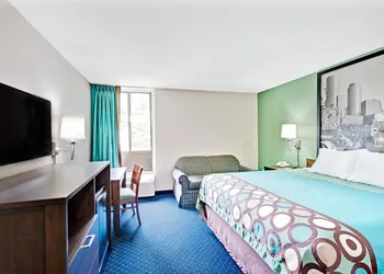 Super 8 by Wyndham Brockton hotel thumbnail 6