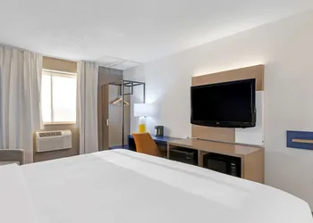 Comfort Inn Detroit - Troy hotel thumbnail 8