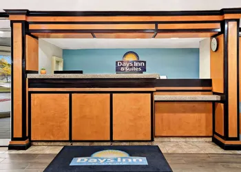 Days Inn & Suites by Wyndham Warren hotel thumbnail 2