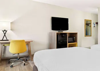 Days Inn & Suites by Wyndham Warren hotel thumbnail 7