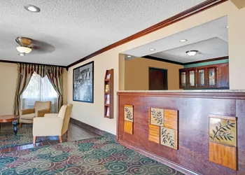 Super 8 by Wyndham Roseville/Detroit Area hotel thumbnail 2