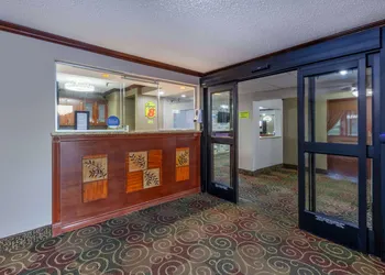 Super 8 by Wyndham Roseville/Detroit Area hotel thumbnail 3