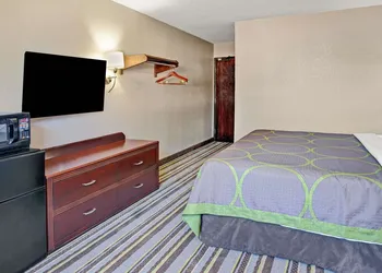 Super 8 by Wyndham Roseville/Detroit Area hotel thumbnail 4